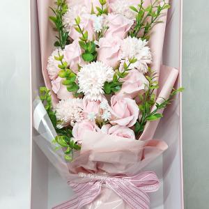 Óriás 17 szálas szappanvirág csokor díszdobozban