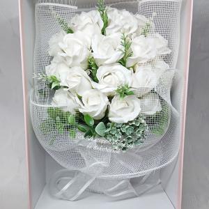 Óriás 19 szálas fehér szappanrózsa csokor díszdobozban