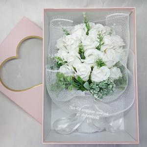 Óriás 19 szálas fehér szappanrózsa csokor díszdobozban