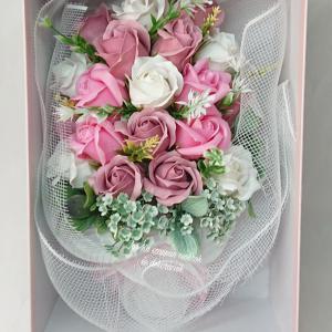 Óriás 19 szálas szappanrózsa csokor díszdobozban