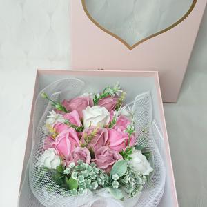 Óriás 19 szálas szappanrózsa csokor díszdobozban