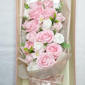 Óriás 21 szálas szappanrózsa csokor díszdobozban