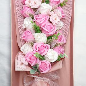 Óriás 21 szálas szappanrózsa csokor díszdobozban