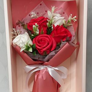 Piros - fehér közepes 5 szálas szappanrózsa csokor díszdobozban