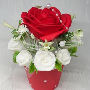 Piros-fehér szappanvirág csokor pöttyös kaspóban