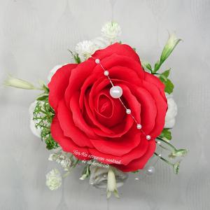 Piros-fehér szappanvirág csokor pöttyös kaspóban