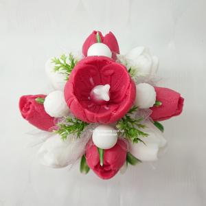 Piros vagy narancs színű szappanvirág csokor, kicsi szív mintás kaspóban