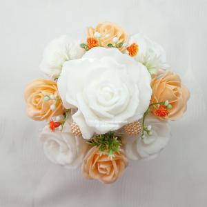 Piros vagy narancs színű szappanvirág csokor, kicsi szív mintás kaspóban