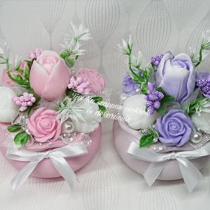 Rózsaszín és lila szappanvirág csokrok