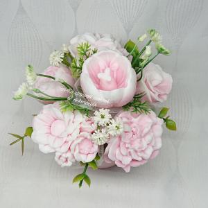 Rózsaszín-fehér szappanvirág csokor pöttyös kaspóban