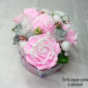 Rózsaszín - fehér - szürke szappanvirág dekoráció szív formájú boxban