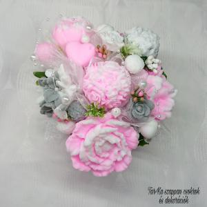 Rózsaszín - fehér - szürke szappanvirág dekoráció szív formájú boxban