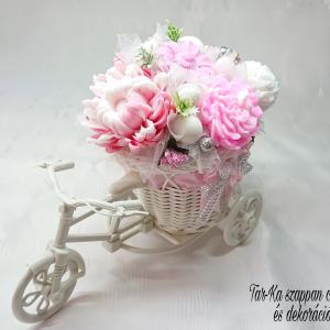Rózsaszín kavalkád illatos szappan asztaldísz tricikliben