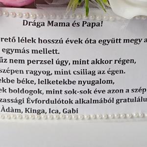 Szappanrózsa csokor fehér kerek dobozban egyedi szöveggel