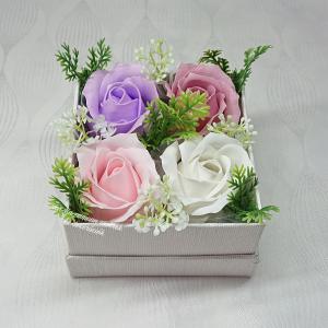 Szappanrózsák kocka alakú fehér boxban