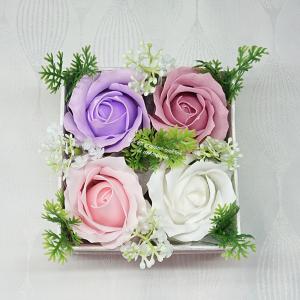 Szappanrózsák kocka alakú fehér boxban