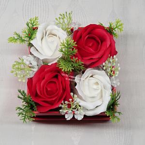 Szappanrózsák kocka alakú piros boxban