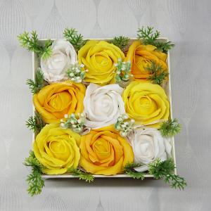 Szappanrózsák kocka alakú vajszínű boxban