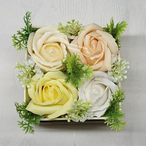 Szappanrózsák kocka alakú vajszínű boxban