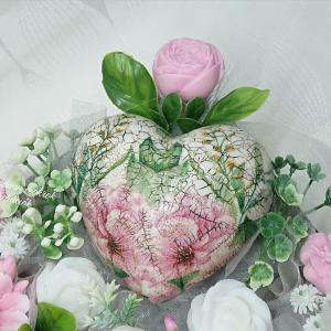 Szeretet csomag szappanvirágokkal és ásvány karkötővel