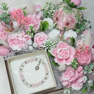 Szeretet csomag szappanvirágokkal és ásvány karkötővel