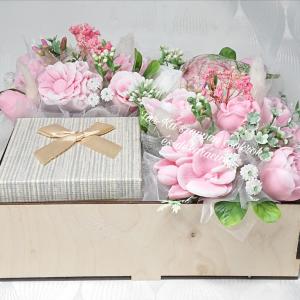 Szeretet csomag szappanvirágokkal és ásvány karkötővel