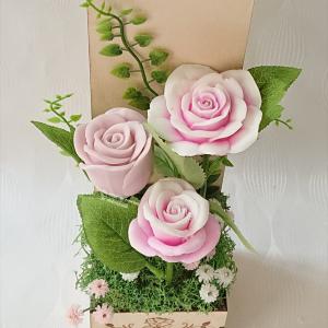 Szeretettel Anyák napjára! illatos szappanrózsák fa dobozban