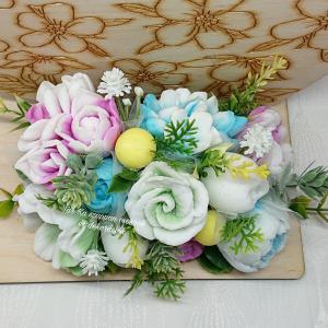 Színes szappanvirág csokor gravírozott szív fatáblán