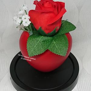 Valentin napi szappanrózsa búrában, kupolában