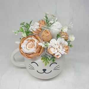 Vörös-fehér macskás szappanvirág csokor cicás bögrében