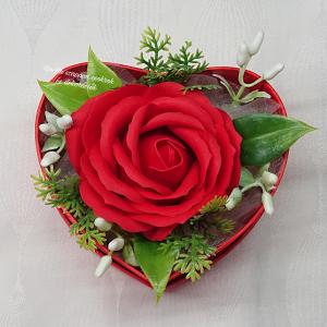 Vörös óriás szappanrózsa szív alakú piros boxban