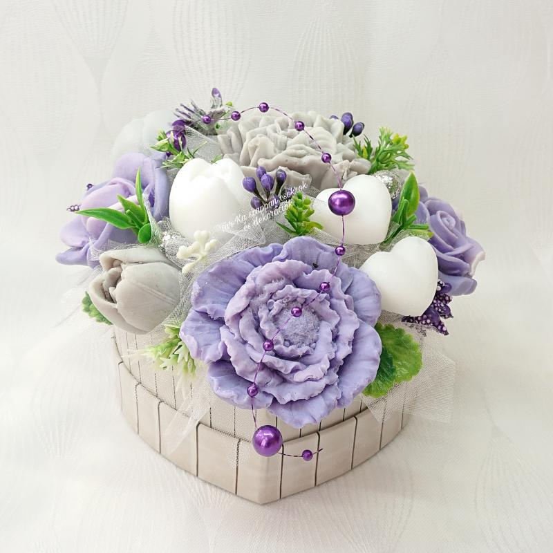 Fehér - lila - szürke szappanvirág dekoráció szív formájú boxban