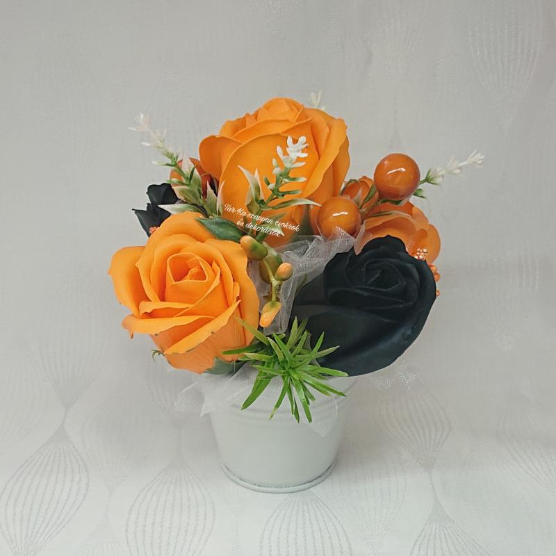 Fekete és narancssárga szappanrózsa csokor kis fém vödörben