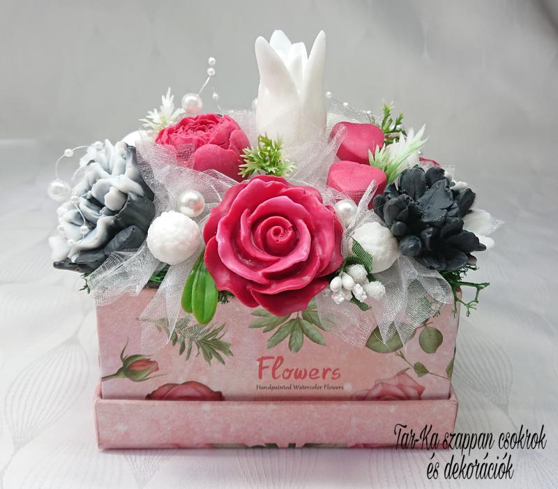 Fekete - piros - fehér szappan csokor télalap formájú boxban