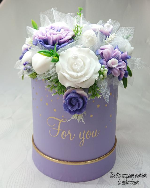 For you Lila - fehér szappan csokor lila nagy kerek boxban
