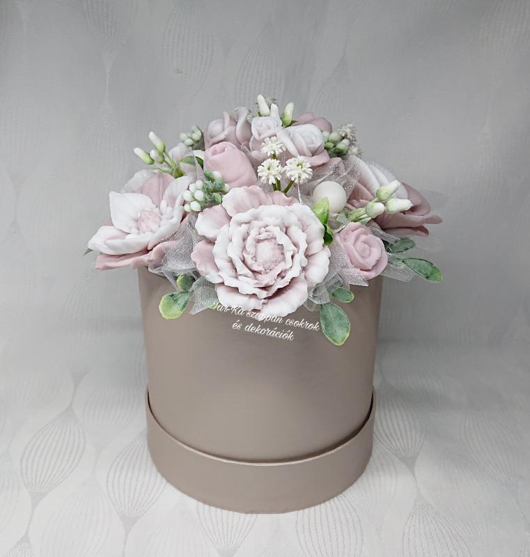 Halvány mályva - fehér szappanvirág csokor