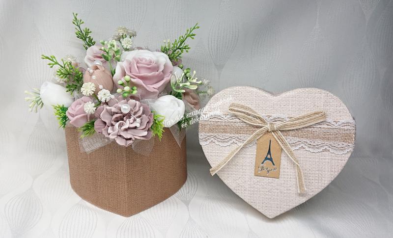 Helló Párizs közepes fehér - barna szappanvirág csokor szív formájú boxban