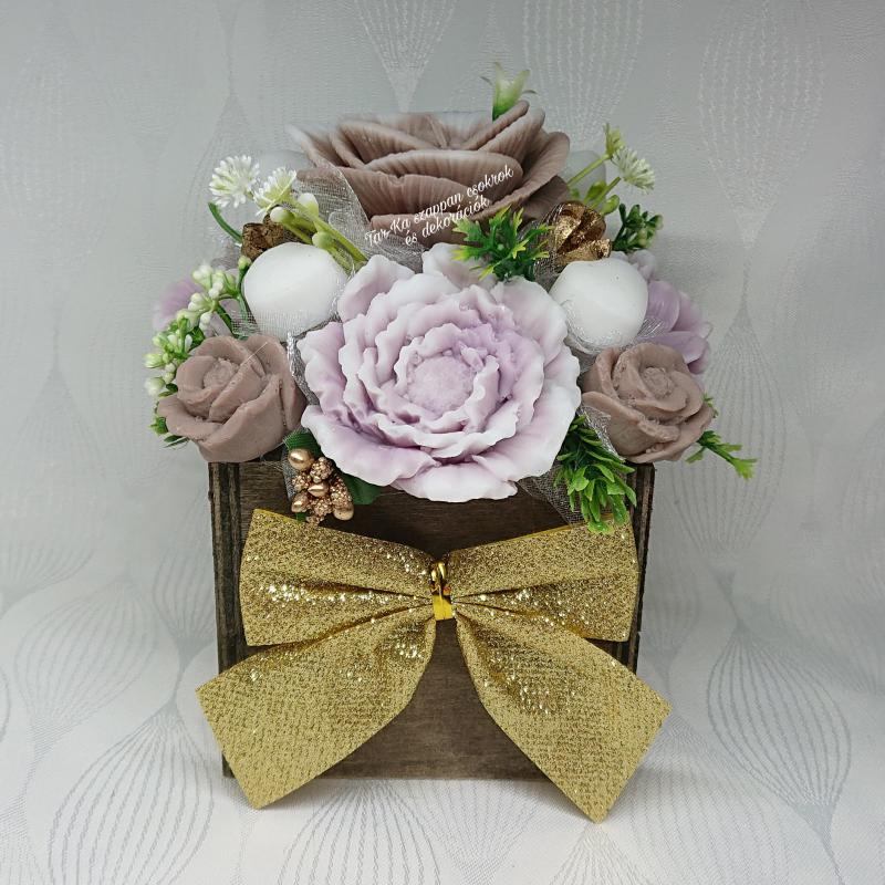 Illatos barna - fehér szappanvirág dekoráció fa dobozban