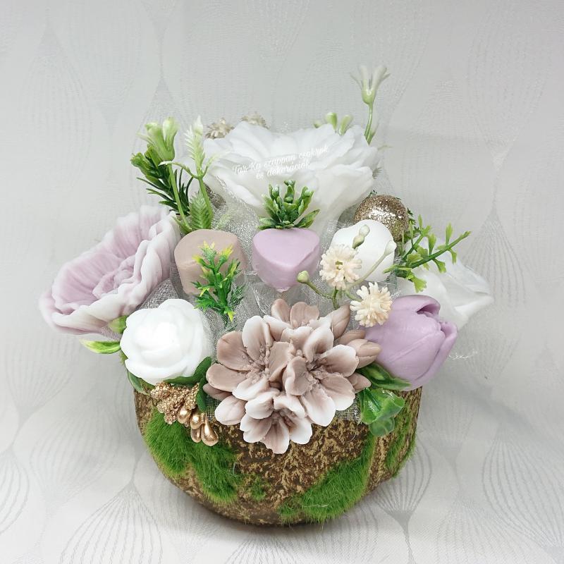 Illatos barna - fehér szappanvirág dekoráció rusztikus mohás kaspóban