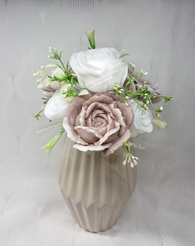 Illatos barna - fehér szappanvirág dekoráció vázában