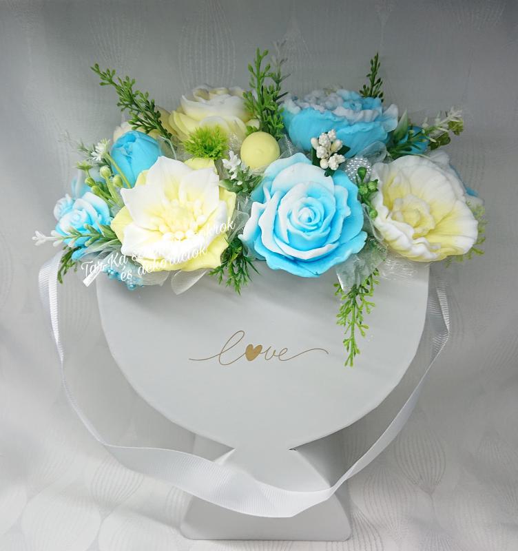 Illatos nagy fehér - sárga - kék szappanvirág csokor