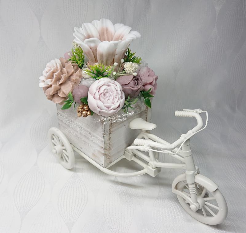 Illatos szappanvirág dekorációk tricikliben