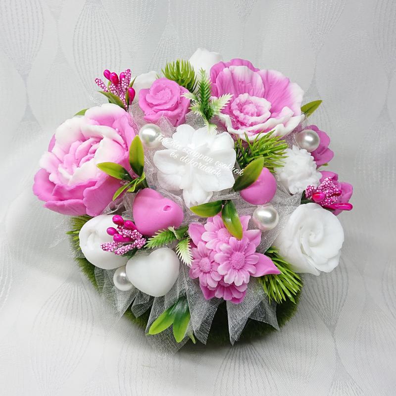 Illatos szappanvirágok zöld füves "kövecskében"