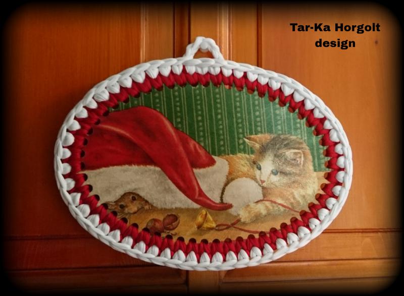 Karácsonyi faalapra horgolt  cicás kép