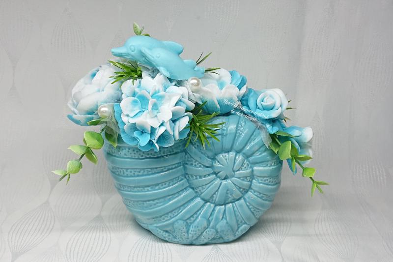 Kék - fehér delfines szappanvirág csokor csiga formájú kaspóban