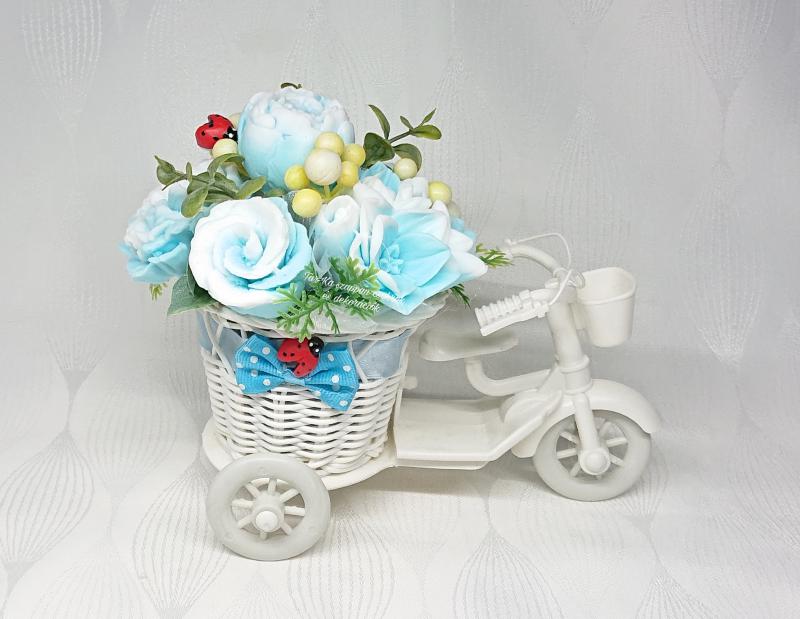 Kék-fehér illatos szappanvirágok tricikliben