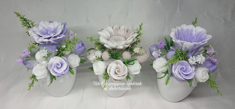 Kis szappanvirág csokrok fehér kaspóban