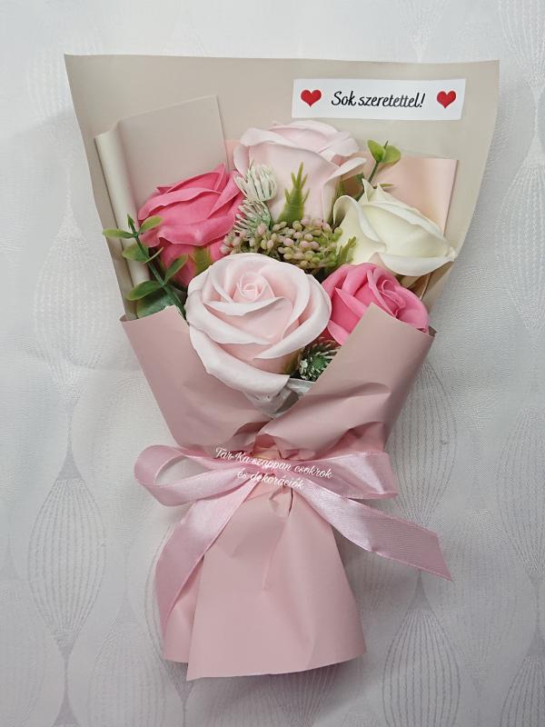 Közepes 5 szálas szappanrózsa csokor díszdobozban