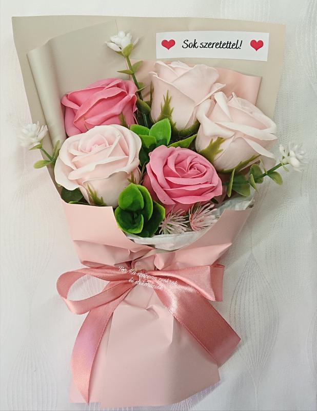 Közepes 5 szálas szappanrózsa csokor díszdobozban