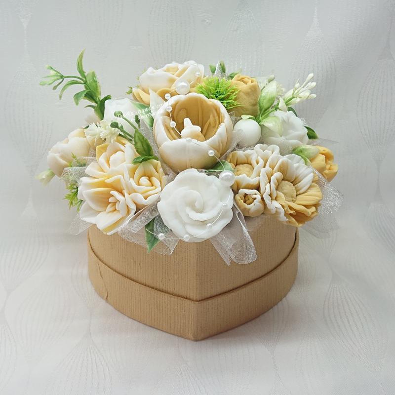 Közepes sárga - fehér nagy illatos szappan csokor szív formájú boxban